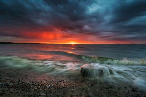 Sonnenuntergang und Regenwolken Achterwasser Usedom